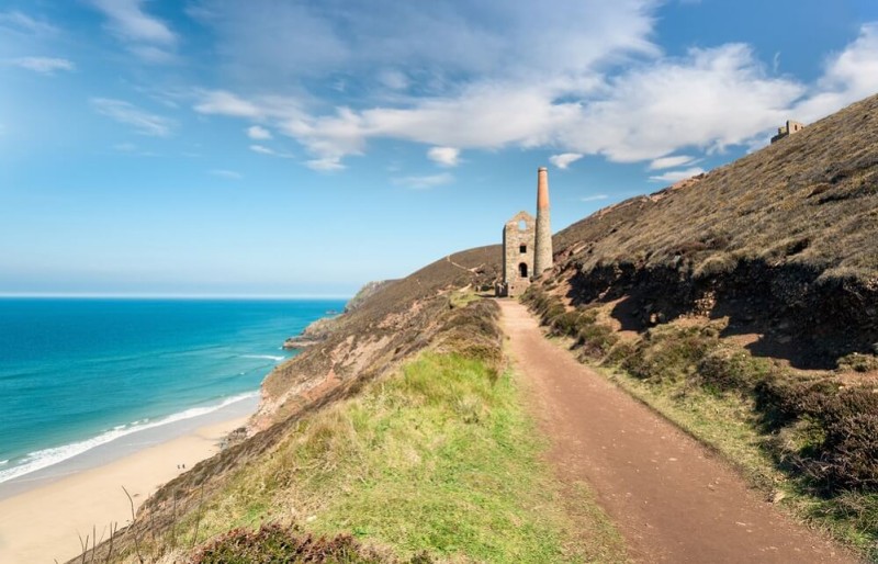 The South West Coast Path as it passes St Agnes on the north coast of Cornwall (resize)