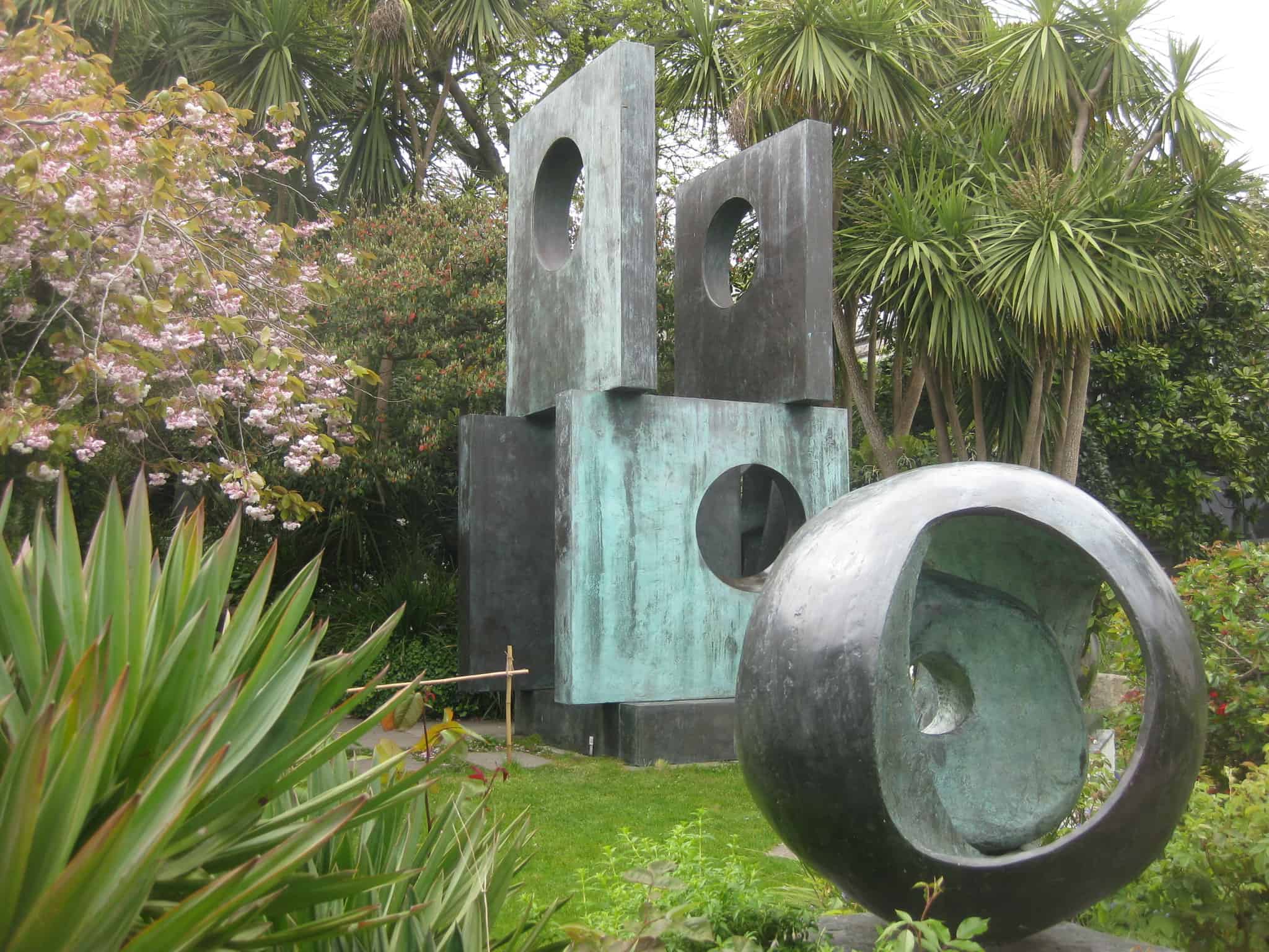 "Barbara Hepworth Museum, St Ives" by Matt From London is licensed with CC BY 2.0.